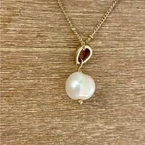 Delicate Gold Necklace with Freshwater Pearl Pendant